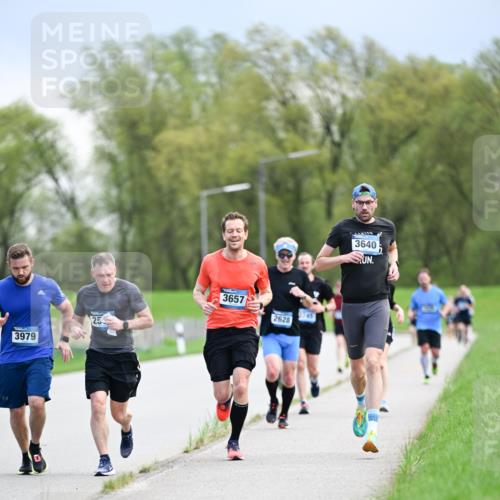 07.04.2024 - 43. Internationalen Wilhelmsburger Insellauf Dr. Thomas Lammeyer http://msf.ph/oto/6047198 07.04.2024 11:09:17 Laufen 3979, 25, 3657, 2628, 3640 meine-sportfotos.de