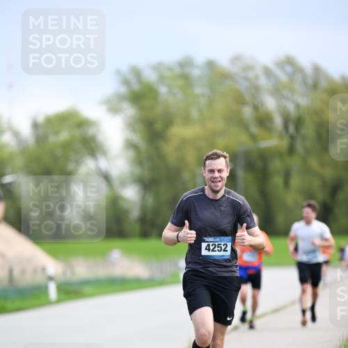 07.04.2024 - 43. Internationalen Wilhelmsburger Insellauf Dr. Thomas Lammeyer http://msf.ph/oto/6047514 07.04.2024 11:09:57 Laufen 4252 meine-sportfotos.de