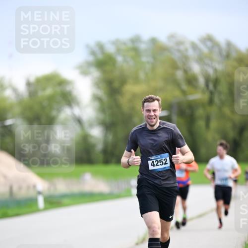 07.04.2024 - 43. Internationalen Wilhelmsburger Insellauf Dr. Thomas Lammeyer http://msf.ph/oto/6047516 07.04.2024 11:09:57 Laufen 4252 meine-sportfotos.de
