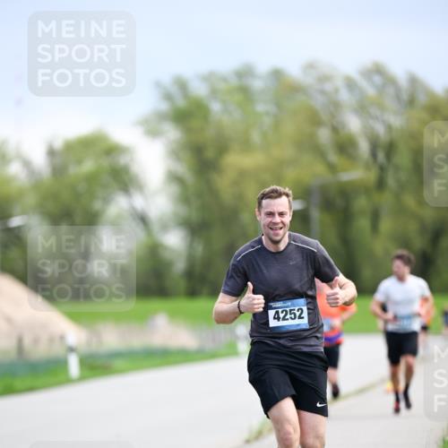 07.04.2024 - 43. Internationalen Wilhelmsburger Insellauf Dr. Thomas Lammeyer http://msf.ph/oto/6047518 07.04.2024 11:09:58 Laufen 4252 meine-sportfotos.de