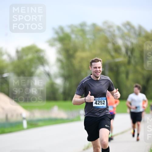 07.04.2024 - 43. Internationalen Wilhelmsburger Insellauf Dr. Thomas Lammeyer http://msf.ph/oto/6047520 07.04.2024 11:09:58 Laufen 4252 meine-sportfotos.de