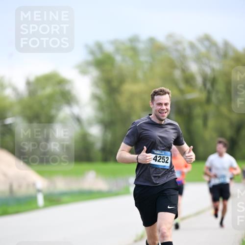 07.04.2024 - 43. Internationalen Wilhelmsburger Insellauf Dr. Thomas Lammeyer http://msf.ph/oto/6047522 07.04.2024 11:09:58 Laufen 4252 meine-sportfotos.de