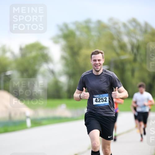 07.04.2024 - 43. Internationalen Wilhelmsburger Insellauf Dr. Thomas Lammeyer http://msf.ph/oto/6047526 07.04.2024 11:09:58 Laufen 4252 meine-sportfotos.de