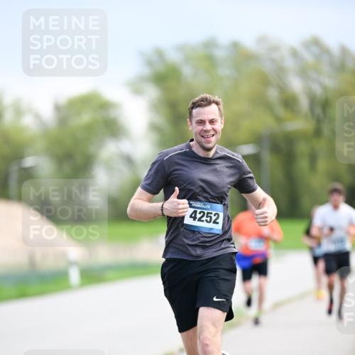 07.04.2024 - 43. Internationalen Wilhelmsburger Insellauf Dr. Thomas Lammeyer http://msf.ph/oto/6047536 07.04.2024 11:09:59 Laufen 4252 meine-sportfotos.de