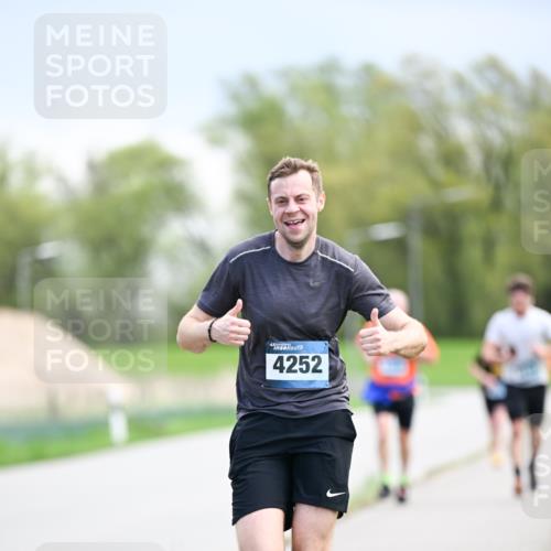07.04.2024 - 43. Internationalen Wilhelmsburger Insellauf Dr. Thomas Lammeyer http://msf.ph/oto/6047539 07.04.2024 11:09:59 Laufen 4252 meine-sportfotos.de