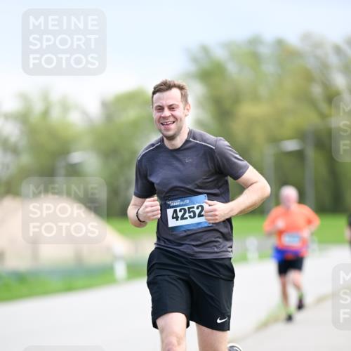 07.04.2024 - 43. Internationalen Wilhelmsburger Insellauf Dr. Thomas Lammeyer http://msf.ph/oto/6047543 07.04.2024 11:09:59 Laufen 4252 meine-sportfotos.de