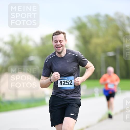 07.04.2024 - 43. Internationalen Wilhelmsburger Insellauf Dr. Thomas Lammeyer http://msf.ph/oto/6047545 07.04.2024 11:09:59 Laufen 4252 meine-sportfotos.de