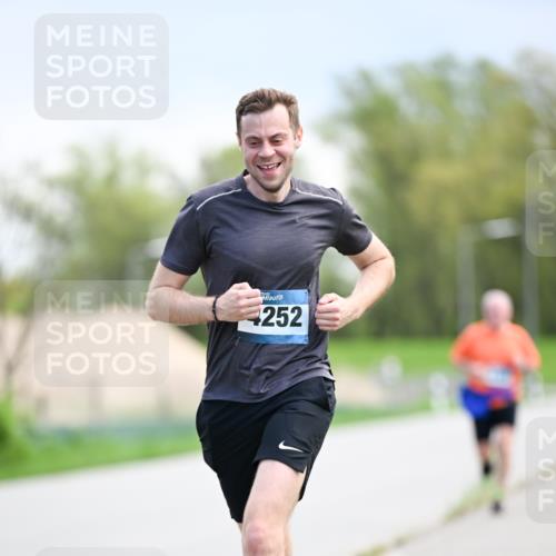 07.04.2024 - 43. Internationalen Wilhelmsburger Insellauf Dr. Thomas Lammeyer http://msf.ph/oto/6047548 07.04.2024 11:09:59 Laufen 252 meine-sportfotos.de