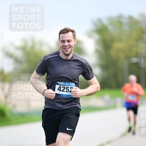 07.04.2024 - 43. Internationalen Wilhelmsburger Insellauf Dr. Thomas Lammeyer http://msf.ph/oto/6047550 07.04.2024 11:09:59 Laufen 4252 meine-sportfotos.de