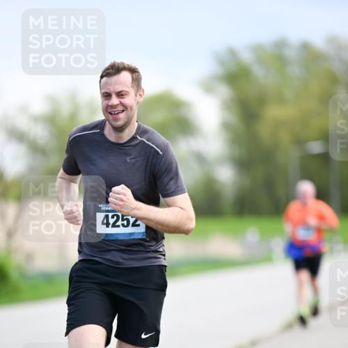 07.04.2024 - 43. Internationalen Wilhelmsburger Insellauf Dr. Thomas Lammeyer http://msf.ph/oto/6047552 07.04.2024 11:10:00 Laufen 4252 meine-sportfotos.de