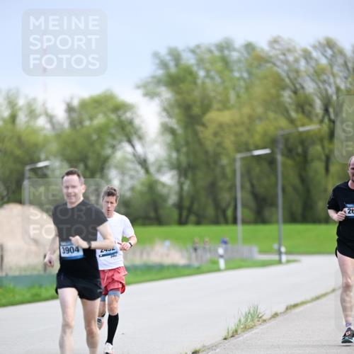 07.04.2024 - 43. Internationalen Wilhelmsburger Insellauf Dr. Thomas Lammeyer http://msf.ph/oto/6047795 07.04.2024 11:10:39 Laufen 3904, 2432, 2452, 26 meine-sportfotos.de