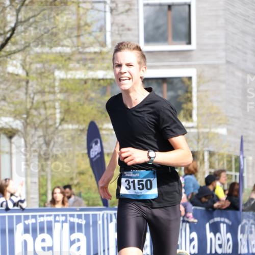 07.04.2024 - 43. Internationalen Wilhelmsburger Insellauf Strokosch-Dieckow http://msf.ph/oto/6047865 07.04.2024 11:20:19 Ziel 3150, 3496, 4311 meine-sportfotos.de