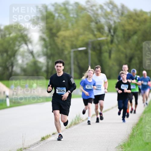 07.04.2024 - 43. Internationalen Wilhelmsburger Insellauf Dr. Thomas Lammeyer http://msf.ph/oto/6048051 07.04.2024 11:11:23 Laufen 3825, 4076, 4078 meine-sportfotos.de
