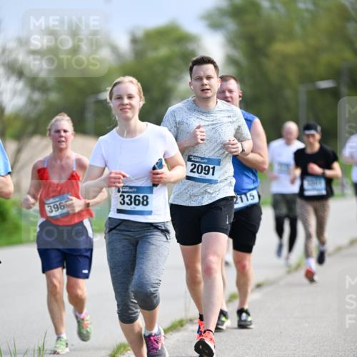 07.04.2024 - 43. Internationalen Wilhelmsburger Insellauf Dr. Thomas Lammeyer http://msf.ph/oto/6048907 07.04.2024 11:12:48 Laufen 398, 3368, 2091, 2115 meine-sportfotos.de