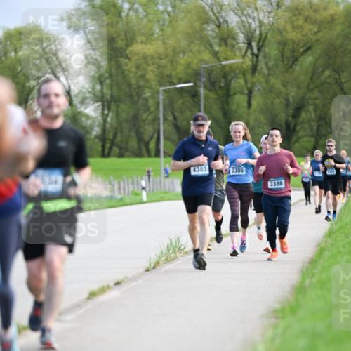 07.04.2024 - 43. Internationalen Wilhelmsburger Insellauf Dr. Thomas Lammeyer http://msf.ph/oto/6048973 07.04.2024 11:12:59 Laufen 4383, 2386, 3388 meine-sportfotos.de