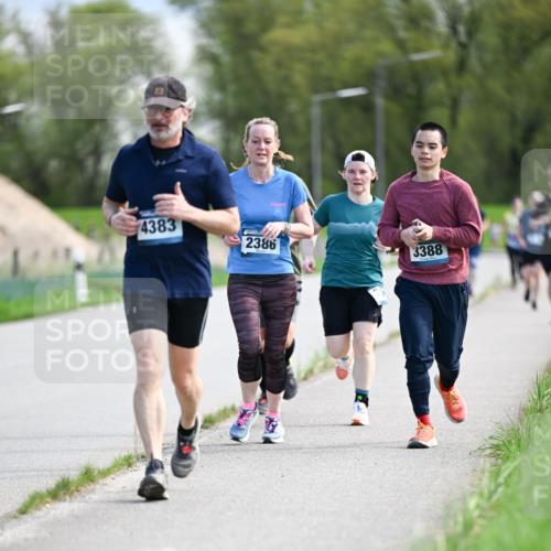 07.04.2024 - 43. Internationalen Wilhelmsburger Insellauf Dr. Thomas Lammeyer http://msf.ph/oto/6048990 07.04.2024 11:13:03 Laufen 4383, 2386, 3388 meine-sportfotos.de