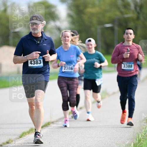 07.04.2024 - 43. Internationalen Wilhelmsburger Insellauf Dr. Thomas Lammeyer http://msf.ph/oto/6048997 07.04.2024 11:13:04 Laufen 4383, 3388, 2386 meine-sportfotos.de