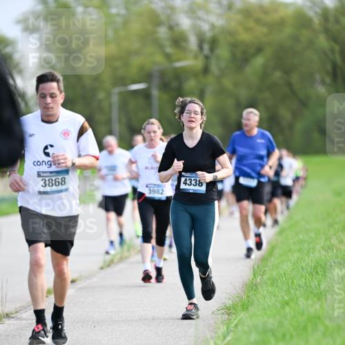 07.04.2024 - 43. Internationalen Wilhelmsburger Insellauf Dr. Thomas Lammeyer http://msf.ph/oto/6049398 07.04.2024 11:14:42 Laufen 3868, 3982, 4338, 2 meine-sportfotos.de