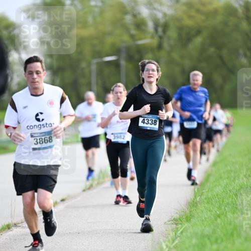 07.04.2024 - 43. Internationalen Wilhelmsburger Insellauf Dr. Thomas Lammeyer http://msf.ph/oto/6049400 07.04.2024 11:14:42 Laufen 4338, 3868, 3982 meine-sportfotos.de