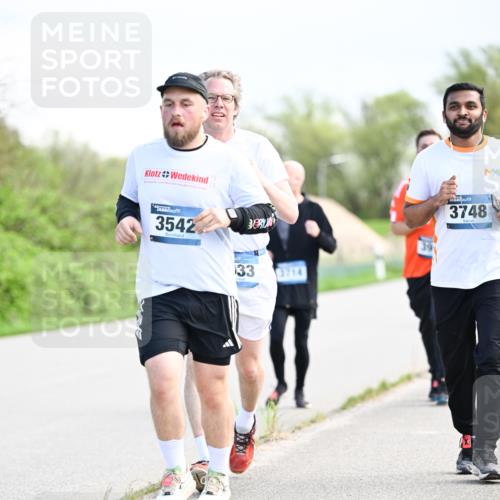 07.04.2024 - 43. Internationalen Wilhelmsburger Insellauf Dr. Thomas Lammeyer http://msf.ph/oto/6049490 07.04.2024 11:15:01 Laufen 3542, 33, 3714, 39, 3748 meine-sportfotos.de