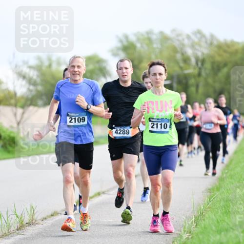 07.04.2024 - 43. Internationalen Wilhelmsburger Insellauf Dr. Thomas Lammeyer http://msf.ph/oto/6049596 07.04.2024 11:15:20 Laufen 2109, 4289, 2110 meine-sportfotos.de
