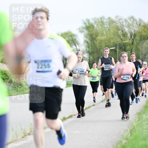 07.04.2024 - 43. Internationalen Wilhelmsburger Insellauf Dr. Thomas Lammeyer http://msf.ph/oto/6049611 07.04.2024 11:15:23 Laufen 3300, 3822, 4203, 03307, 3198 meine-sportfotos.de