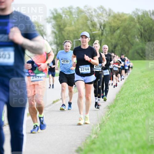 07.04.2024 - 43. Internationalen Wilhelmsburger Insellauf Dr. Thomas Lammeyer http://msf.ph/oto/6049715 07.04.2024 11:15:44 Laufen 303, 4230, 3744, 4229, 422, 2843 meine-sportfotos.de
