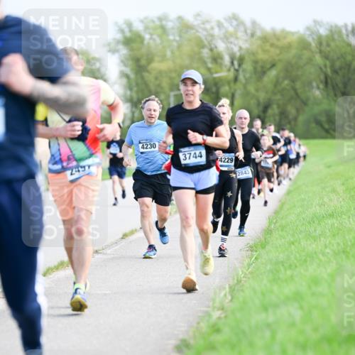 07.04.2024 - 43. Internationalen Wilhelmsburger Insellauf Dr. Thomas Lammeyer http://msf.ph/oto/6049716 07.04.2024 11:15:44 Laufen 4230, 2497, 3744, 4229, 4229, 2843 meine-sportfotos.de