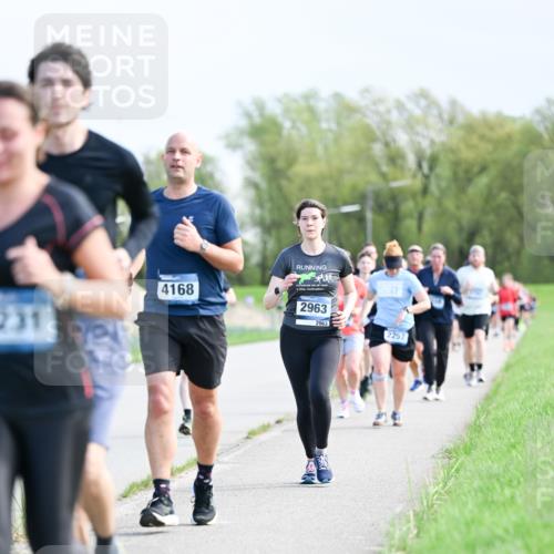 07.04.2024 - 43. Internationalen Wilhelmsburger Insellauf Dr. Thomas Lammeyer http://msf.ph/oto/6049910 07.04.2024 11:16:18 Laufen 231, 4168, 2963, 2963, 2257 meine-sportfotos.de