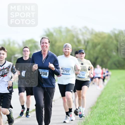 07.04.2024 - 43. Internationalen Wilhelmsburger Insellauf Dr. Thomas Lammeyer http://msf.ph/oto/6049960 07.04.2024 11:16:27 Laufen 208, 3797, 3798 meine-sportfotos.de