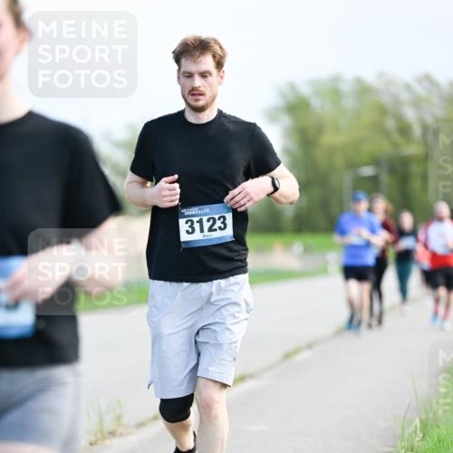 07.04.2024 - 43. Internationalen Wilhelmsburger Insellauf Dr. Thomas Lammeyer http://msf.ph/oto/6050181 07.04.2024 11:17:15 Laufen 3123 meine-sportfotos.de