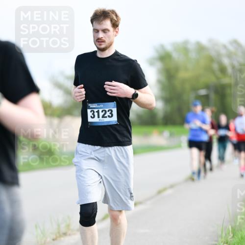 07.04.2024 - 43. Internationalen Wilhelmsburger Insellauf Dr. Thomas Lammeyer http://msf.ph/oto/6050182 07.04.2024 11:17:15 Laufen 3123 meine-sportfotos.de