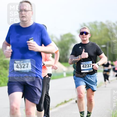 07.04.2024 - 43. Internationalen Wilhelmsburger Insellauf Dr. Thomas Lammeyer http://msf.ph/oto/6050250 07.04.2024 11:17:30 Laufen 4327, 4237, 4237 meine-sportfotos.de