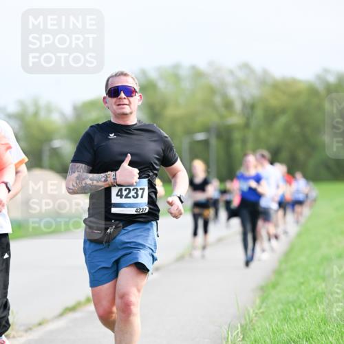 07.04.2024 - 43. Internationalen Wilhelmsburger Insellauf Dr. Thomas Lammeyer http://msf.ph/oto/6050252 07.04.2024 11:17:30 Laufen 4237, 4237 meine-sportfotos.de