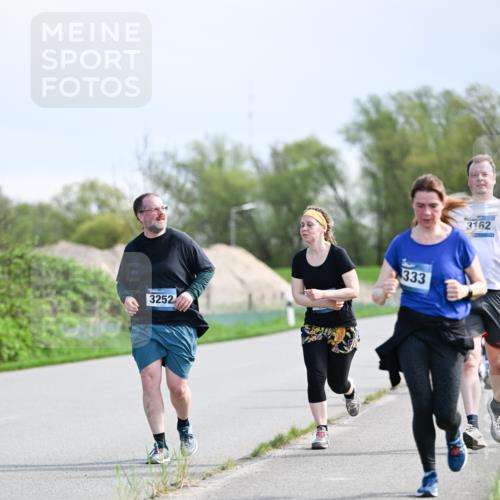 07.04.2024 - 43. Internationalen Wilhelmsburger Insellauf Dr. Thomas Lammeyer http://msf.ph/oto/6050272 07.04.2024 11:17:35 Laufen 3252, 333, 3162 meine-sportfotos.de