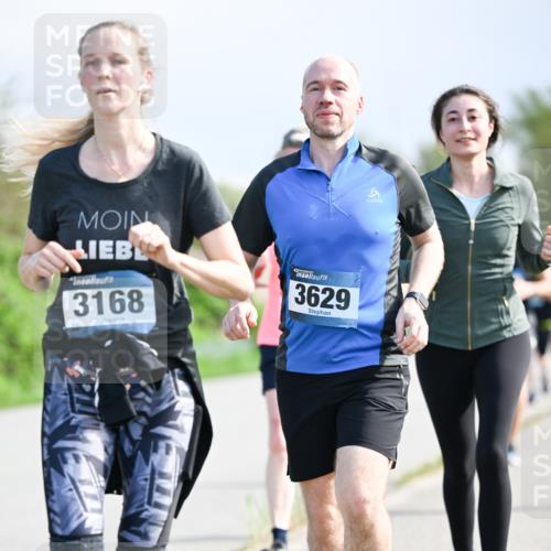 07.04.2024 - 43. Internationalen Wilhelmsburger Insellauf Dr. Thomas Lammeyer http://msf.ph/oto/6050316 07.04.2024 11:17:43 Laufen 3168, 3629, 6 meine-sportfotos.de