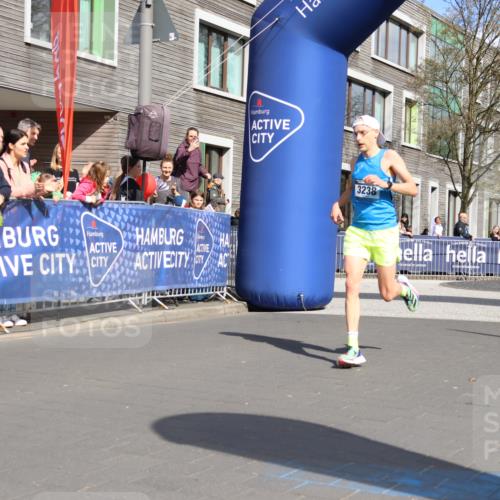 07.04.2024 - 43. Internationalen Wilhelmsburger Insellauf Strokosch-Dieckow http://msf.ph/oto/6050363 07.04.2024 11:17:12 Ziel 3238 meine-sportfotos.de