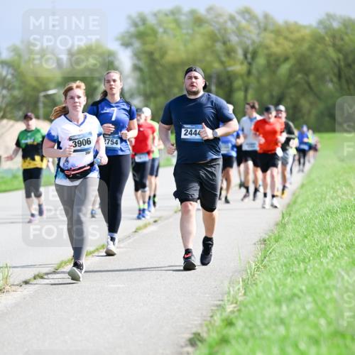 07.04.2024 - 43. Internationalen Wilhelmsburger Insellauf Dr. Thomas Lammeyer http://msf.ph/oto/6050401 07.04.2024 11:18:00 Laufen 3906, 390, 2754, 2444 meine-sportfotos.de