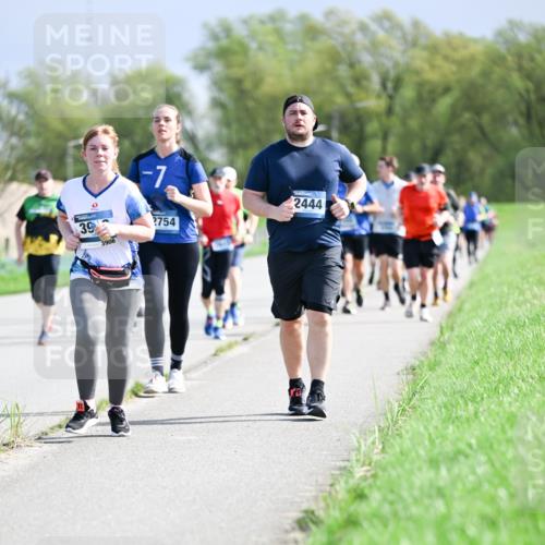 07.04.2024 - 43. Internationalen Wilhelmsburger Insellauf Dr. Thomas Lammeyer http://msf.ph/oto/6050403 07.04.2024 11:18:01 Laufen 7, 39, 3906, 2754, 2444 meine-sportfotos.de