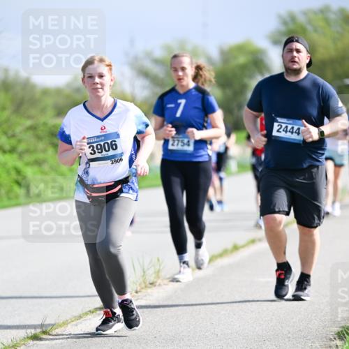 07.04.2024 - 43. Internationalen Wilhelmsburger Insellauf Dr. Thomas Lammeyer http://msf.ph/oto/6050412 07.04.2024 11:18:02 Laufen 0, 3906, 3906, 7, 2754, 2444 meine-sportfotos.de