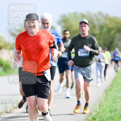 07.04.2024 - 43. Internationalen Wilhelmsburger Insellauf Dr. Thomas Lammeyer http://msf.ph/oto/6050451 07.04.2024 11:18:10 Laufen 3098 meine-sportfotos.de