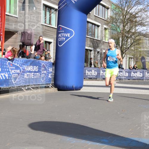 07.04.2024 - 43. Internationalen Wilhelmsburger Insellauf Strokosch-Dieckow http://msf.ph/oto/6050546 07.04.2024 11:17:12 Ziel 3238 meine-sportfotos.de