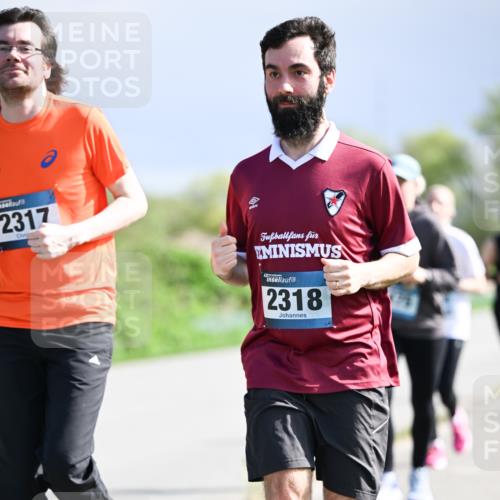 07.04.2024 - 43. Internationalen Wilhelmsburger Insellauf Dr. Thomas Lammeyer http://msf.ph/oto/6050651 07.04.2024 11:18:50 Laufen 2317, 2318 meine-sportfotos.de