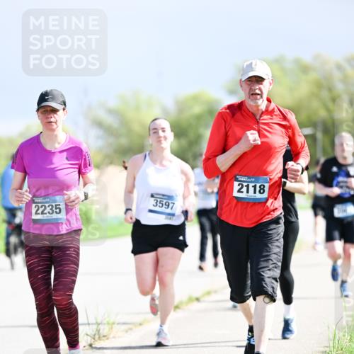 07.04.2024 - 43. Internationalen Wilhelmsburger Insellauf Dr. Thomas Lammeyer http://msf.ph/oto/6050706 07.04.2024 11:18:59 Laufen 2235, 3597, 2118 meine-sportfotos.de