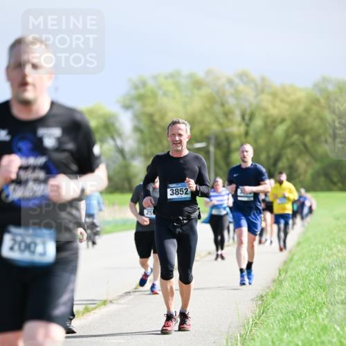 07.04.2024 - 43. Internationalen Wilhelmsburger Insellauf Dr. Thomas Lammeyer http://msf.ph/oto/6050729 07.04.2024 11:19:04 Laufen 3852, 2003 meine-sportfotos.de