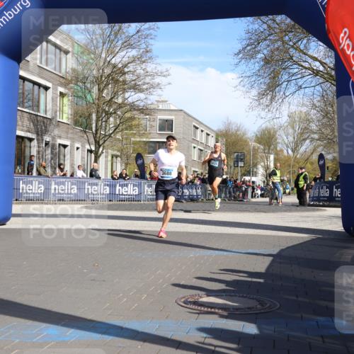 07.04.2024 - 43. Internationalen Wilhelmsburger Insellauf Strokosch-Dieckow http://msf.ph/oto/6050731 07.04.2024 11:16:58 Ziel 2368, 3688, 3829 meine-sportfotos.de