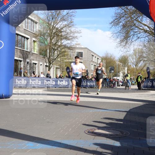 07.04.2024 - 43. Internationalen Wilhelmsburger Insellauf Strokosch-Dieckow http://msf.ph/oto/6050741 07.04.2024 11:16:58 Ziel 2368, 3688, 3829 meine-sportfotos.de