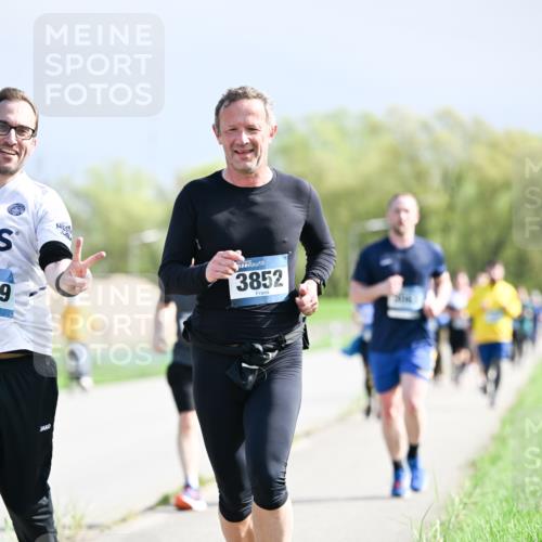 07.04.2024 - 43. Internationalen Wilhelmsburger Insellauf Dr. Thomas Lammeyer http://msf.ph/oto/6050745 07.04.2024 11:19:07 Laufen 9, 3852 meine-sportfotos.de