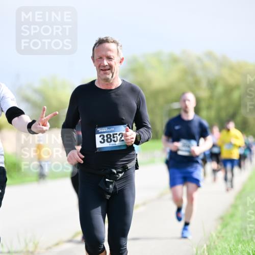 07.04.2024 - 43. Internationalen Wilhelmsburger Insellauf Dr. Thomas Lammeyer http://msf.ph/oto/6050747 07.04.2024 11:19:07 Laufen 3852 meine-sportfotos.de