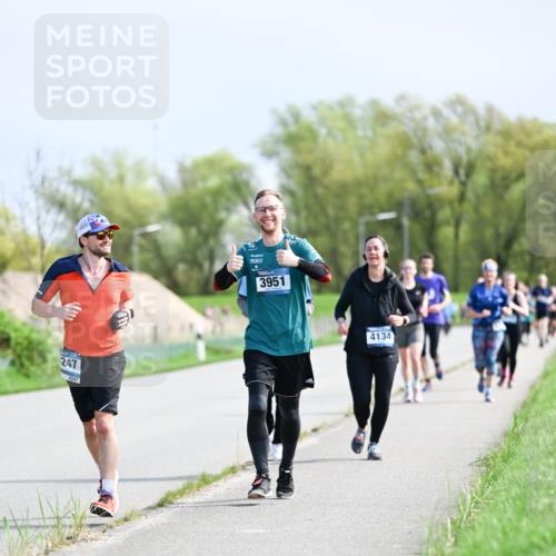 07.04.2024 - 43. Internationalen Wilhelmsburger Insellauf Dr. Thomas Lammeyer http://msf.ph/oto/6050818 07.04.2024 11:19:23 Laufen 247, 4247, 3951, 4134 meine-sportfotos.de